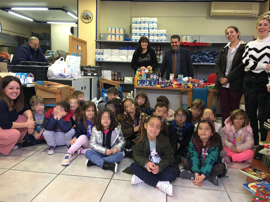 Προσφορά τροφίμων στο Κοινωνικό Παντοπωλείο Νέας Ερυθραίας από παιδιά