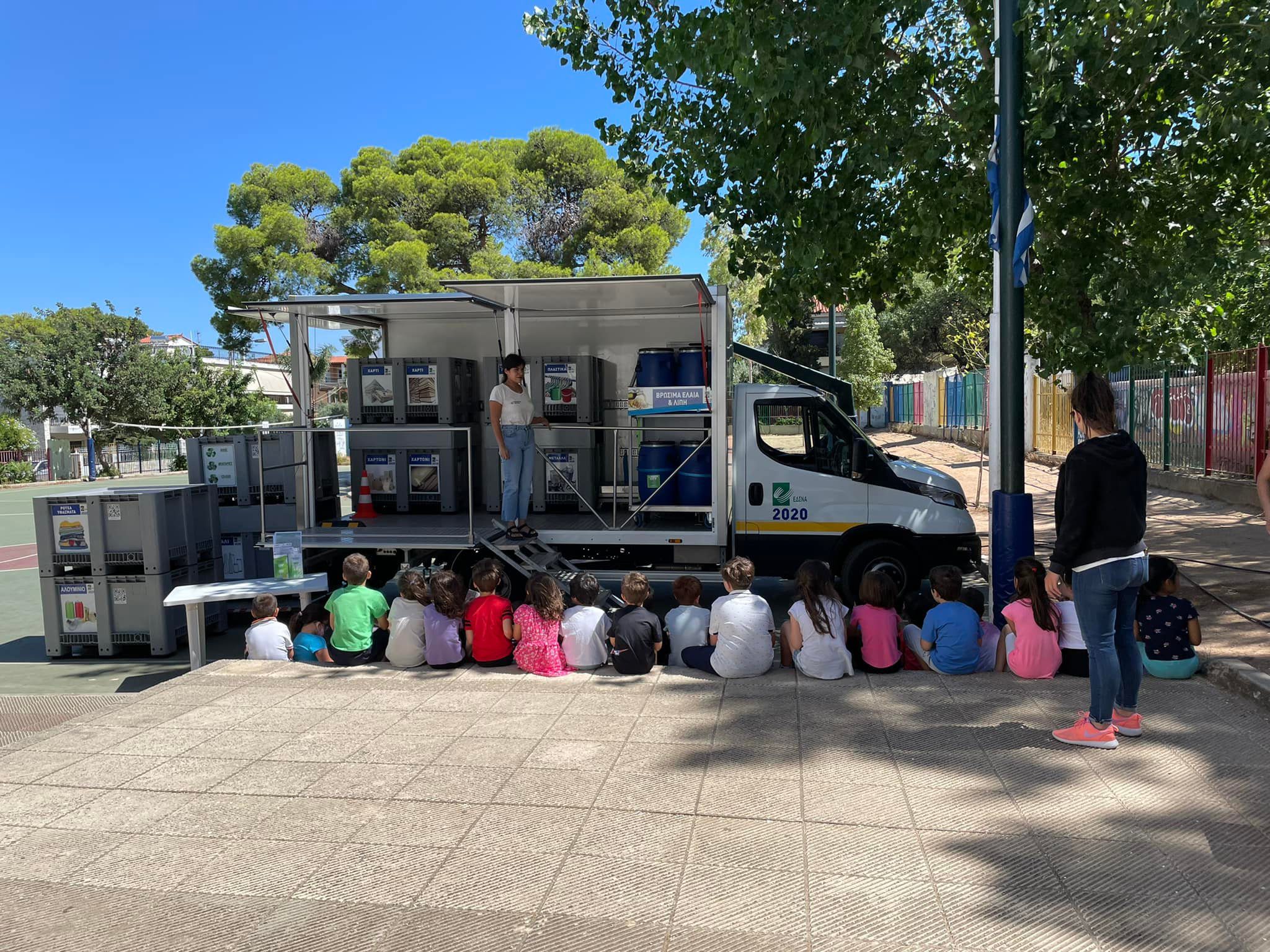 ΕΚΠΑΙΔΕΥΟΝΤΑΙ ΚΑΙ ΜΑΣ ΕΚΠΑΙΔΕΥΟΥΝ  ΣΤΗΝ ΑΝΑΚΥΚΛΩΣΗ