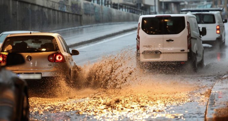 Αττική: Μπάχαλο με δρόμους-ποτάμια, διακοπές κυκλοφορίας και εγκλωβισμούς
