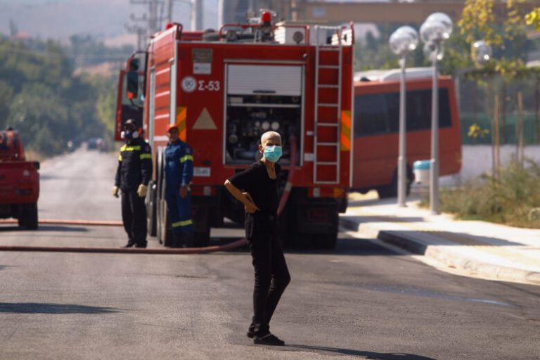 Ηλικιωμένη μεταφέρθηκε στο νοσοκομείο μετά από φωτιά σε διαμέρισμα στη Νέα Σμύρνη