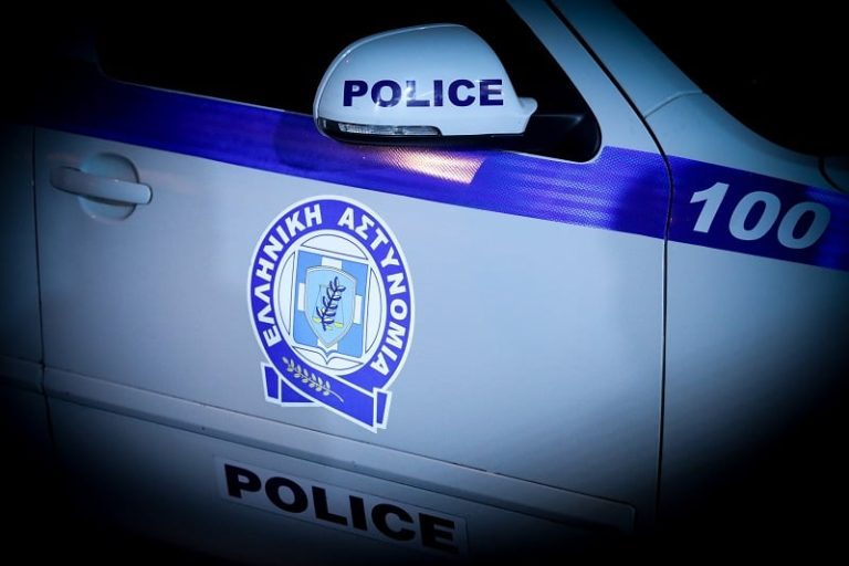 Μπούκαραν σε ψιλικατζίδικο της Θεσσαλονίκης και απείλησαν τον υπάλληλο με μαχαίρι