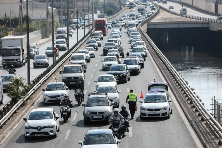 Φορτηγό ανατράπηκε στον Κηφισό στο ύψος του Περιστερίου