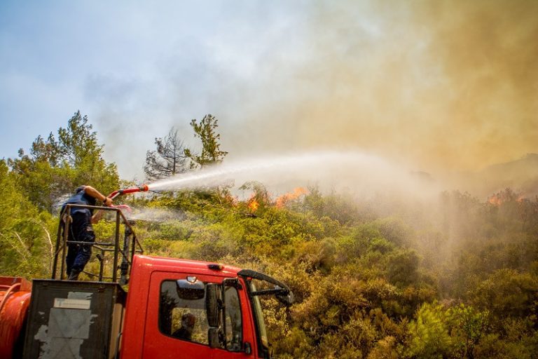 Σε εξέλιξη δύο φωτιές σε Πλάτσα και Καλό Νερό στη Μεσσηνία