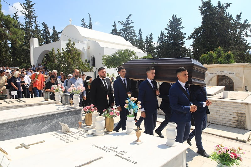 Σε βαρύ κλίμα το τελευταίο «αντίο» στη Λιζέτα Νικολάου – Δείτε φωτογραφίες