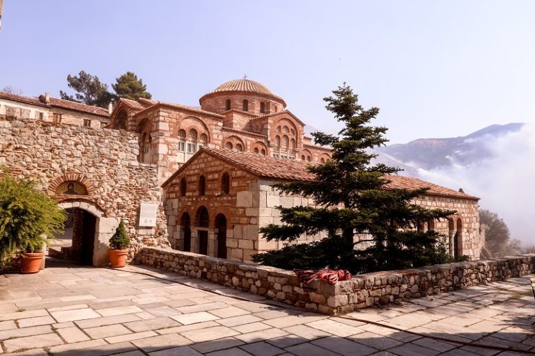 Φωτιά στην Βοιωτία: Εγκρίθηκαν οι πιστώσεις για τις αναγκαίες επεμβάσεις αποκατάστασης στη Μονή Οσίου Λουκά