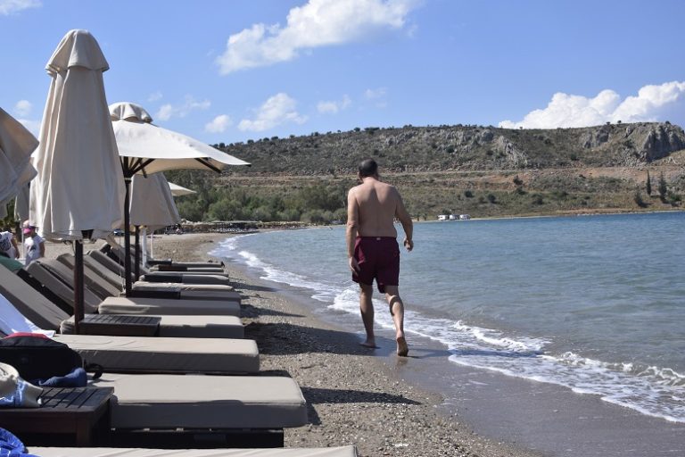 Έφοδος ελεγκτών στις παραλίες της Τήνου – Στο αυτόφωρο επιχειρηματίας