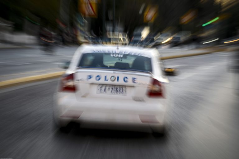 Συνελήφθη στη Θεσσαλονίκη να μεταφέρει έξι παράτυπους μετανάστες