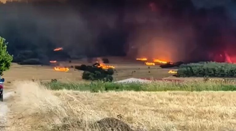 Στο έλεος της φωτιάς η Αλεξανδρούπολη – Μεγάλη αναζωπύρωση σε Λουτρά και Αγνάντια – Κάηκαν σπίτια και εκκλησίες
