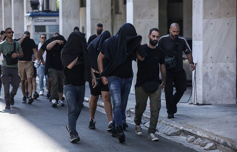 Δολοφονία 29χρονου φιλάθλου της ΑΕΚ στη Νέα Φιλαδέλφεια: Ενώπιον των ανακριτών οι πρώτοι 30 κατηγορούμενοι – Δρακόντεια τα μέτρα ασφαλείας