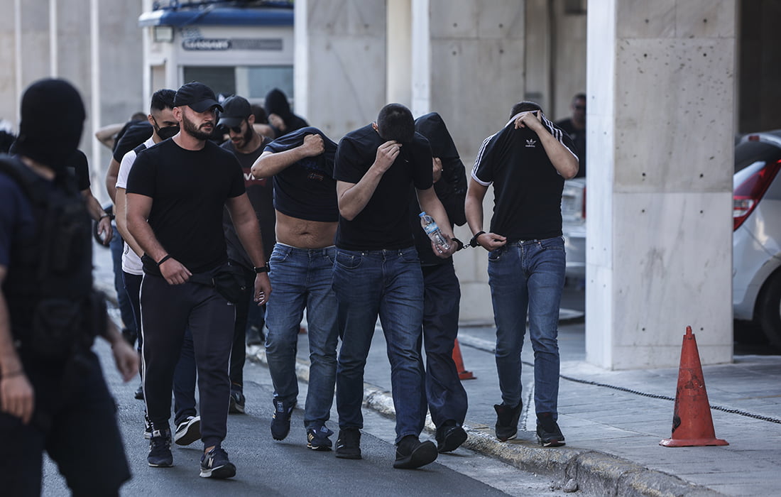 «Αθώοι» δηλώνουν οι χούλιγκαν για την επίθεση στη Νέα Φιλαδέλφεια – Αποφασίστηκαν οι 6 πρώτες προφυλακίσεις
