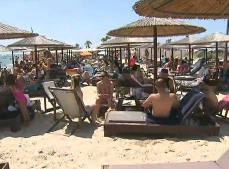 Aπαγόρευσαν σε μητέρα να ταΐσει το παιδί της με δικό της φαγητό σε beach bar – Τι απαντά η επιχείρηση