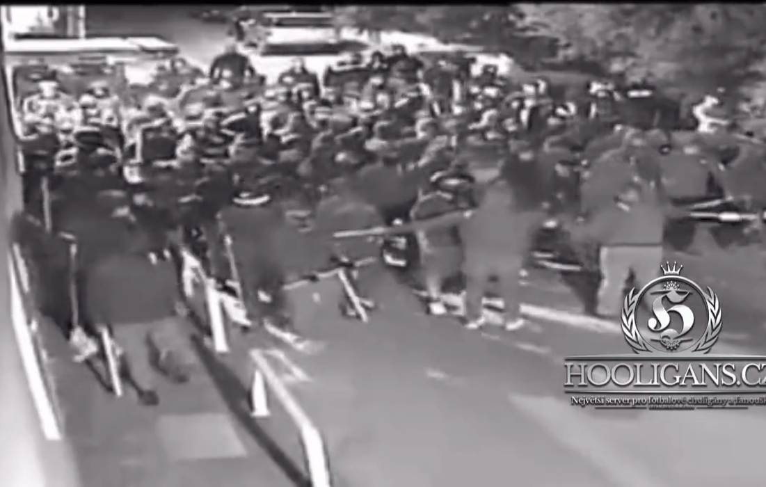 Νέα Φιλαδέλφεια: Νέα βίντεο με τη στρατιωτική φάλαγγα των Κροατών χούλιγκαν και τις επιθέσεις σε άοπλους