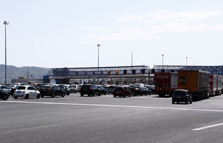 Ξεκίνησε η διαδικασία μετάγγισης του επικίνδυνου φορτίου του βυτιοφόρου που έπιασε πυρκαγιά στη Κακιά Σκάλα