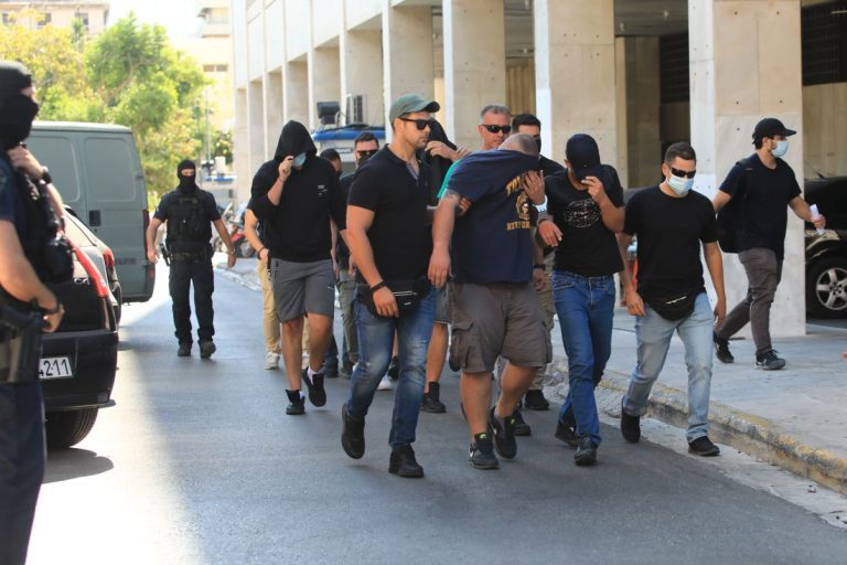 Δολοφονική επίθεση στη Νέα Φιλαδέλφεια: Τρεις ανακριτές αναλαμβάνουν την έρευνα με τους 105 κατηγορουμένους