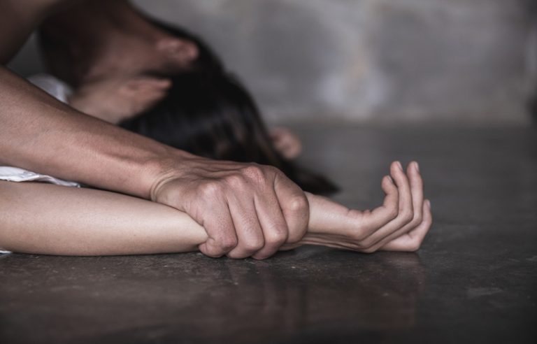 Χειροπέδες σε 50χρονο που κατηγορείται ότι προσπάθησε να βιάσει 41χρονη