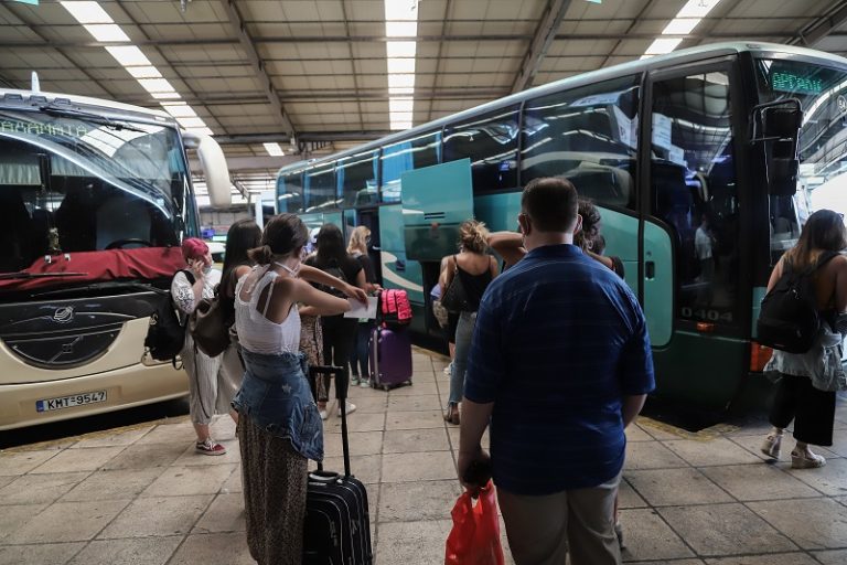 Θεσσαλονίκη: Διακινούσαν λαθραία τσιγάρα με λεωφορεία του ΚΤΕΛ και συνελήφθησαν