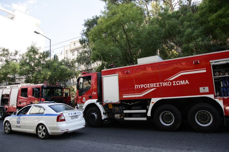 Θεσσαλονίκη: Φωτιά σε σταθμευμένα οχήματα στην Καλαμαριά