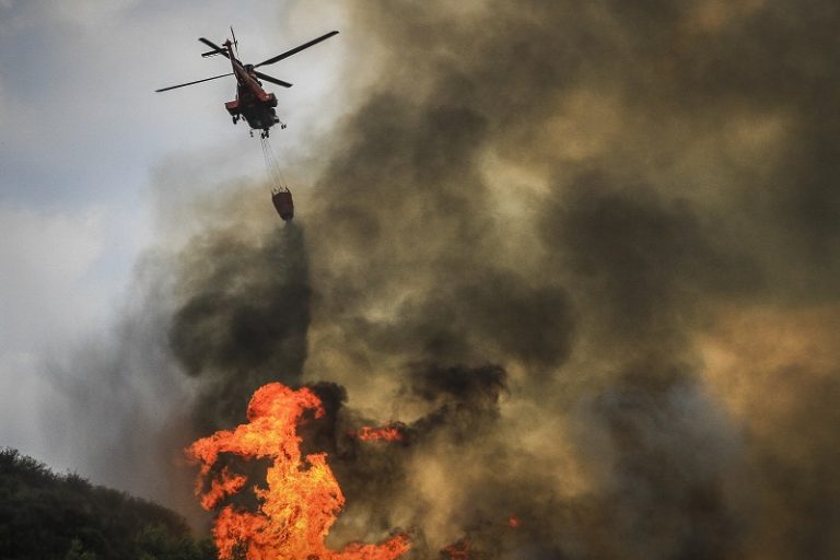 Φωτιά στην Πάρνηθα: Μεγάλη αναζωπύρωση κοντά στο Φρούριο της Φυλής