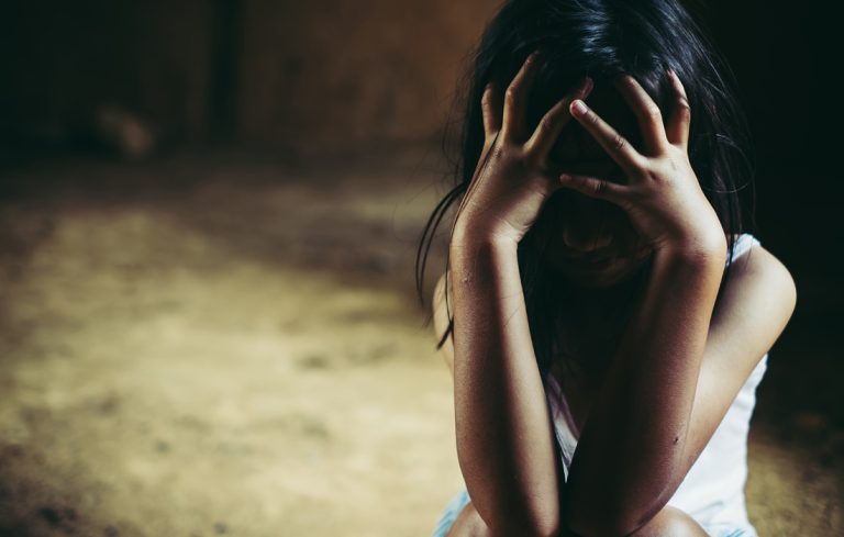 Ομαδικό βιασμό από 18 άνδρες στον Κολωνό κατήγγειλε 20χρονη