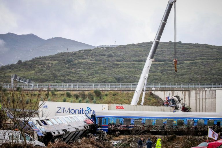 Τραγωδία στα Τέμπη: Βρέθηκε το «μαύρο κουτί» του Intercity στα συντρίμμια των βαγονιών