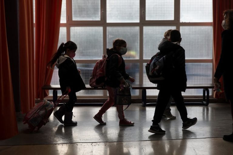 Έξαρση του ιού κοξάκι στα παιδιά – Τι πρέπει να προσέχουν οι γονείς και πότε να ανησυχούν