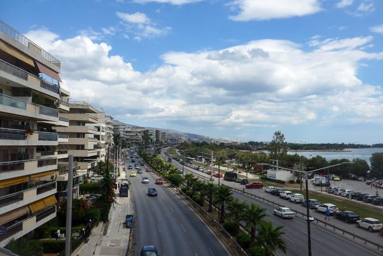Σύλληψη 2 οδηγών αυτοκινήτων που πραγματοποιούσαν κόντρες στη λεωφόρο Ποσειδώνος
