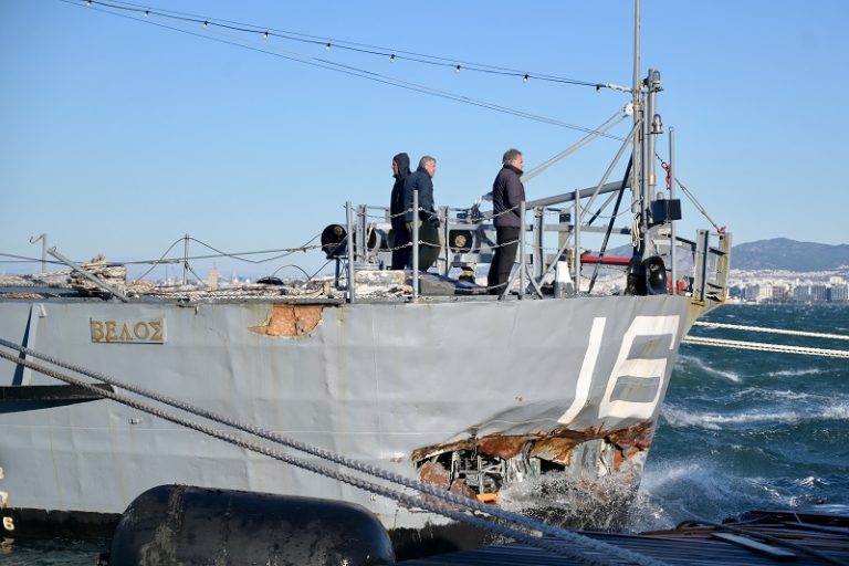 Στο λιμάνι της Θεσσαλονίκης ρυμουλκήθηκε το ιστορικο αντιτορπιλικό «Βέλος»