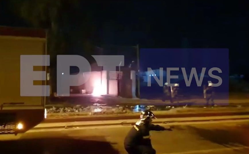 Ένταση στη Δυτική Αττική από Ρομά που διαμαρτύρονται για τον θάνατο του 17χρονου – Έβαλαν φωτιές σε κάδους απορριμμάτων και λάστιχα, πέταξαν πέτρες στα ΜΑΤ