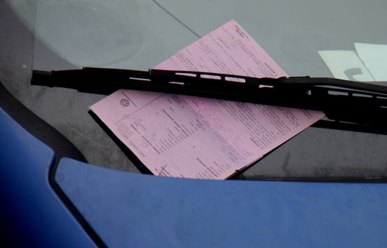 Δυτική Ελλάδα: Περίπου τους 10.000 έφθασαν οι παραβάτες που εμπόδιζαν με τα οχήματά τους την κίνηση ΑμεΑ και πεζών