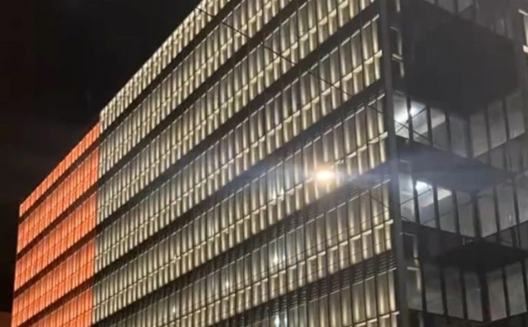 Φωταγωγήθηκε το ιστορικό Μινιόν – Θα ανοίξει ξανά τις πύλες του μέσα στο 2024