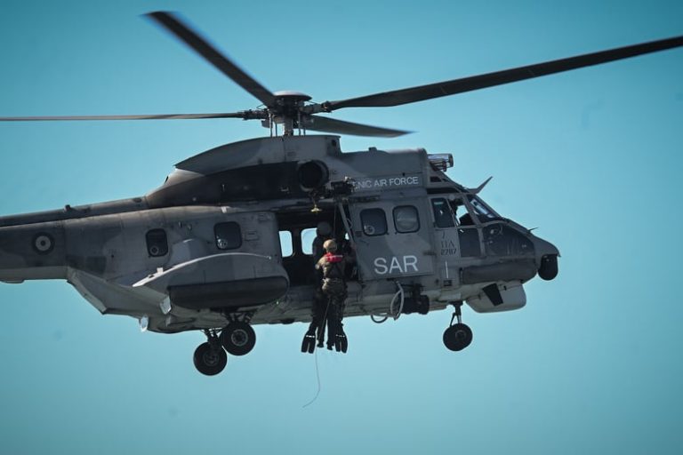 Πάνω σε βαρέλι βρέθηκε ο ναυτικός που διασώθηκε από το ναύαγιο ανοιχτά της Λέσβου – Αγωνία για τους 13 αγνοούμενους