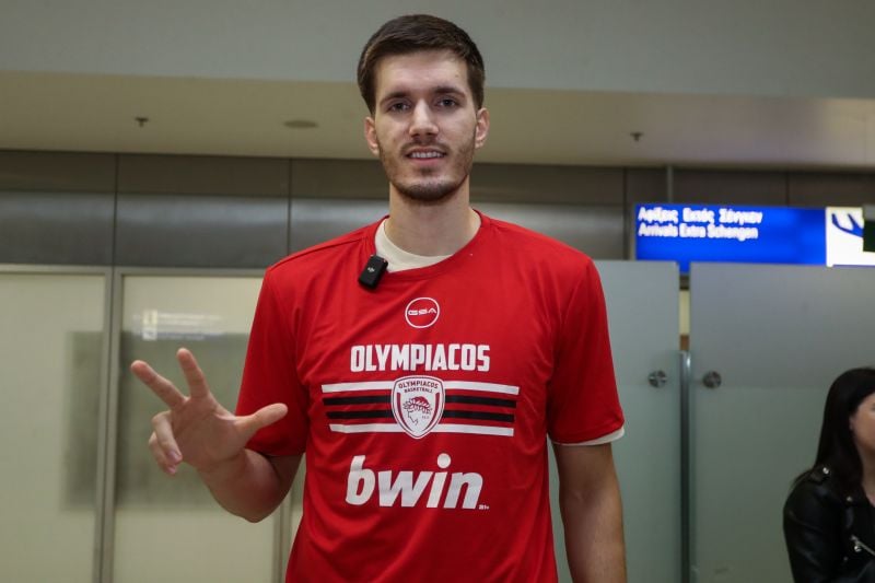 Στην Ελλάδα για τον Ολυμπιακό αφίχθη ο Φίλιπ Πετρούσεφ – «O Βεζένκοφ μου είπε τα καλύτερα»