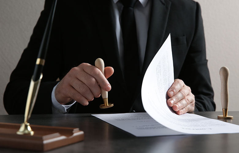 Συνεχίζεται επ’ αόριστον η αποχή των συμβολαιογράφων