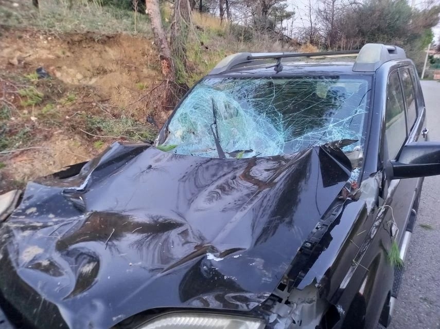 Οδηγός ενός τζιπ έχασε τον έλεγχο και «καρφώθηκε» σε δέντρο στην Παλλήνη