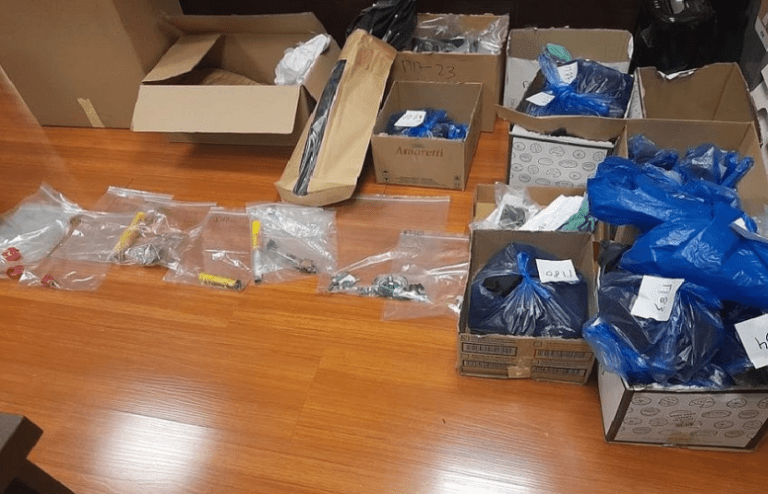 Μαχαίρι, φωτοβολίδες, κροτίδες, κουκούλες και καμένα ρούχα βρήκε η ΕΛ.ΑΣ στο γήπεδο του Ρέντη