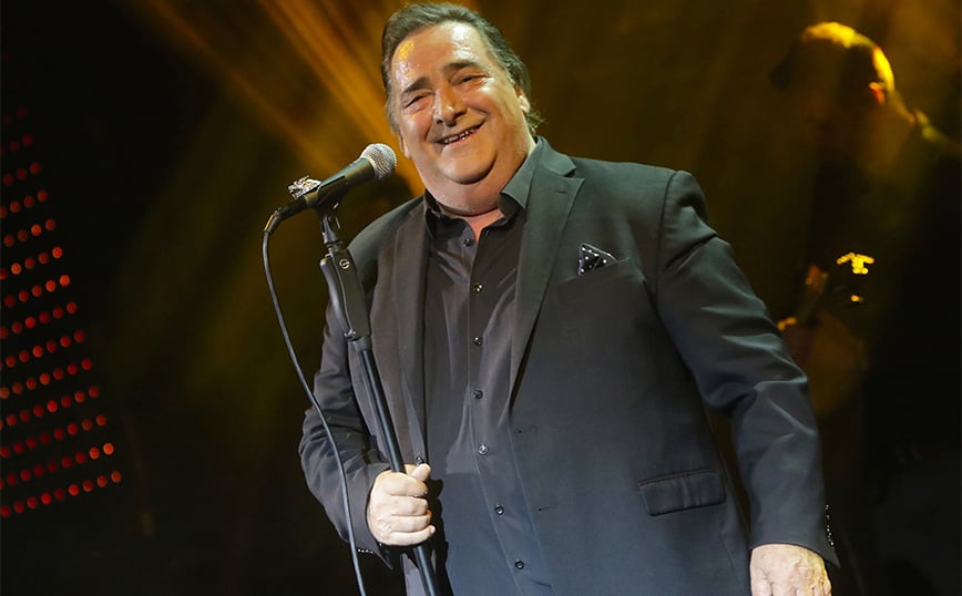 Πλήθος κόσμου στο τελευταίο αντίο στον Βασίλη Καρρά στη γενέτειρά του, το Κοκκινοχώρι Καβάλας – «Το μόνο που είχε μέσα του ήταν αγάπη»