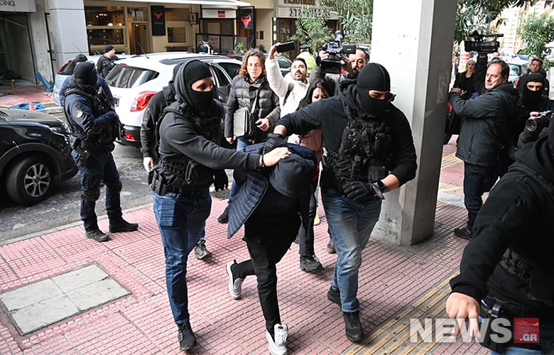 Στα δικαστήρια Πειραιά ο 18χρονος που ομολόγησε τη δολοφονική επίθεση στον 31χρονο αστυνομικό – Δείτε φωτογραφίες του News