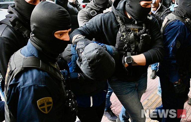 Στην ανακρίτρια Πειραιά οδηγήθηκε ο 18χρονος που τραυμάτισε τον αστυνομικό – Δείτε φωτογραφίες του News