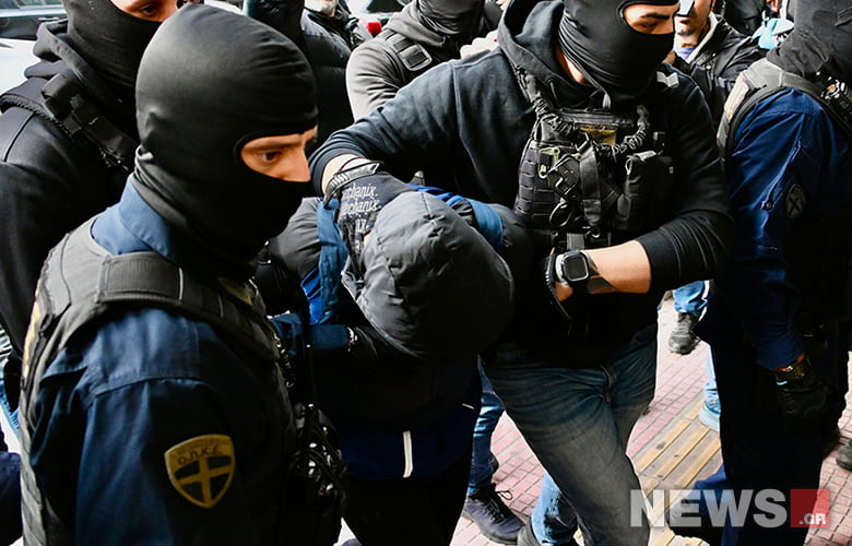 Στην ανακρίτρια Πειραιά οδηγήθηκε ο 18χρονος που τραυμάτισε τον αστυνομικό – Δείτε φωτογραφίες του News