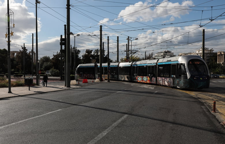 Τραγωδία στο Παλαιό Φάληρο: Ένας νεκρός και ένας σοβαρά τραυματίας σε σύγκρουση Ι.Χ. αυτοκινήτου με Τραμ