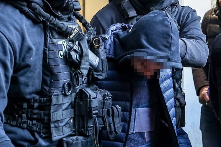 Βαρύτερο κατηγορητήριο για τον 18χρονο που πέταξε τη φωτοβολίδα στου Ρέντη μετά τον θάνατο του αστυνομικού