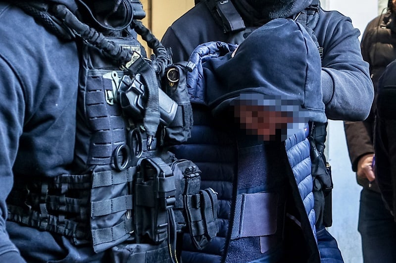 Αιματηρά επεισόδια στους Ρέντη: «Πάρτο πάνω σου και θα σου δώσουμε λεφτά»