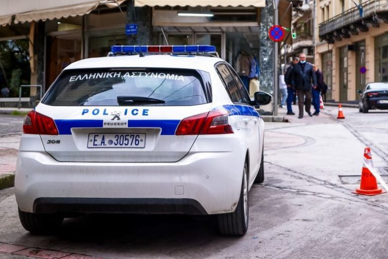 Αστυνομικοί μετέφεραν με περιπολικό στο Κέντρο Υγείας Αρκαλοχωρίου ηλικιωμένο με εγκεφαλικό