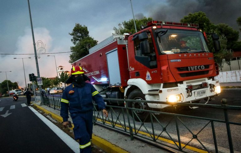 Λαχτάρησαν οι επιβάτες τουριστικού λεωφορείου έξω από τη Λάρισα με τη φωτιά που ξέσπασε στον κινητήρα