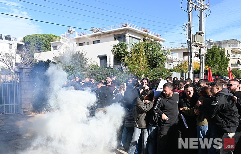 Ένταση και χημικά στη Σύνοδο των Πρυτάνεων στο Καβούρι – Δείτε φωτογραφίες του News