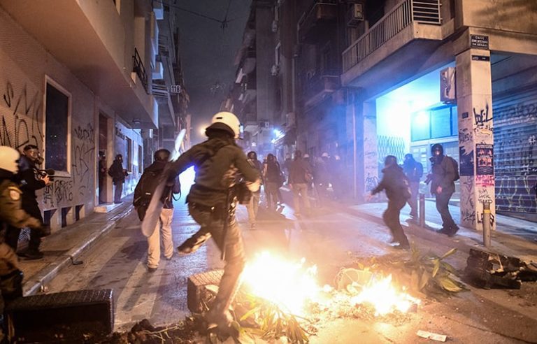 Άγνωστοι επιτέθηκαν με μολότοφ σε αστυνομικούς τα ξημερώματα στα Εξάρχεια