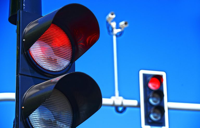 Μεθυσμένος οδηγός πέρασε 12 φανάρια με κόκκινο – Τον καταδίωξε περιπολικό για να τον σταματήσει