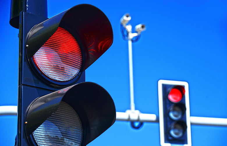 Μεθυσμένος οδηγός πέρασε 12 φανάρια με κόκκινο – Τον καταδίωξε περιπολικό για να τον σταματήσει