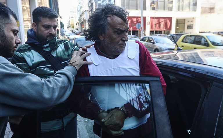 Δολοφονία 43χρονης στη Σαλαμίνα: «Δεν ήθελε να δουλέψει ο δράστης, εμείς τον συντηρούσαμε», λέει η αδερφή του θύματος