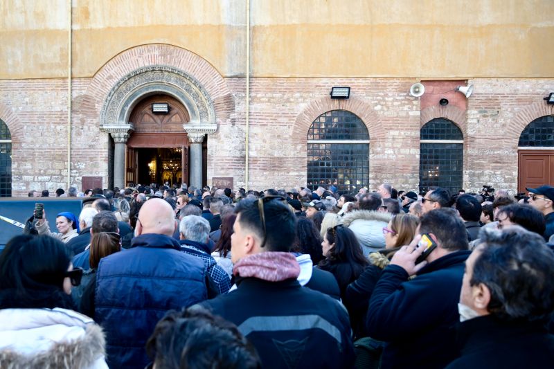 Η Θεσσαλονίκη τίμησε τον Βασίλη Καρρά: Μπουζούκια, χειροκροτήματα και «Νύχτα Ξελογιάστρα» στο «ύστατο χαίρε» – Λύγισε η σύζυγός του